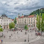 Tony's Place Under The Castle Apartma
