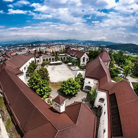 Tony's Place Under The Castle Apartma *