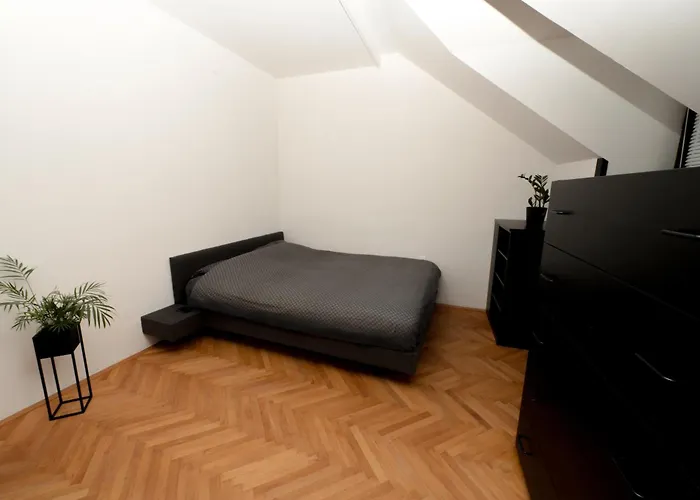 Tony's Place Under The Castle Daire